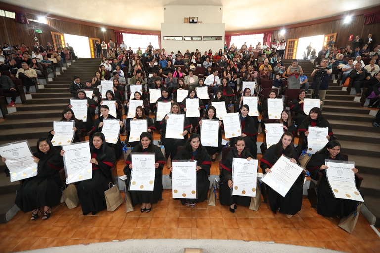 El grupo graduando recibe su diploma a nivel técnico de la Usac como profesoras de Productividad y Desarrollo. (Foto: Esbin García)