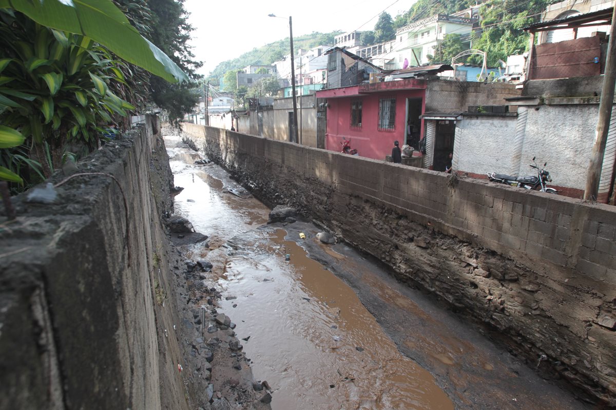 Las viviendas a la orilla de la cuenca del río Platanitos, en San Miguel Petapa, están en una de las áreas de riesgo. (Foto Prensa Libre: Erick Ávila)