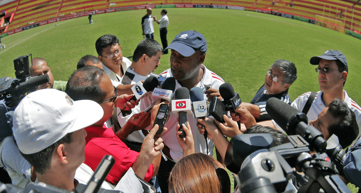 El técnico costarricense Hernán Medford siempre se ha mantenido en la mira de los medios de comunicación. (Foto Prensa Libre: Hemeroteca PL)