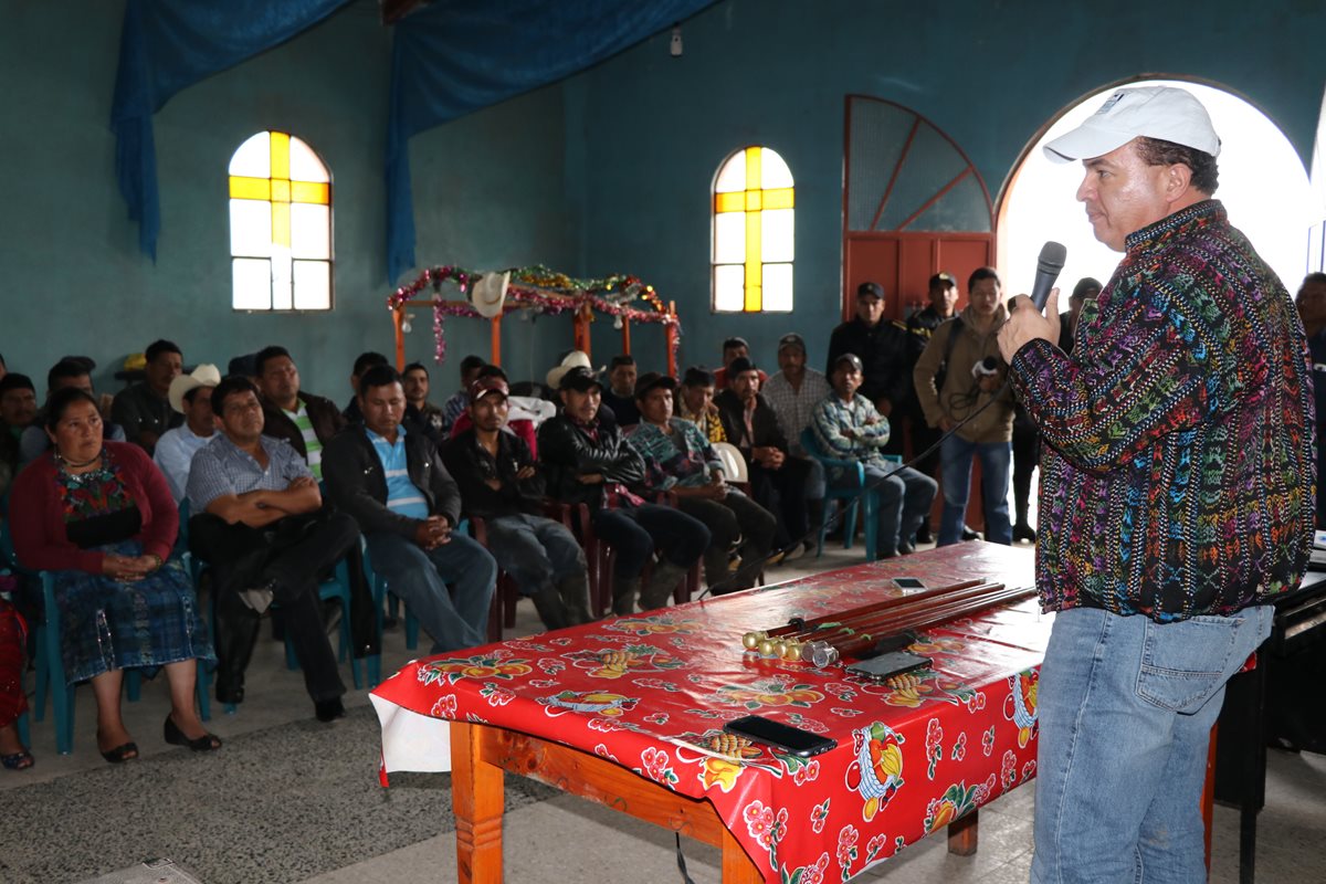 El Ministro de Agricultura, Mario Méndez Montenegro, explica a líderes comunitarios el plan de cultivos alternativos en Tajumulco e Ixchiguán.(Foto Prensa Libre: Whitmer Barrera)