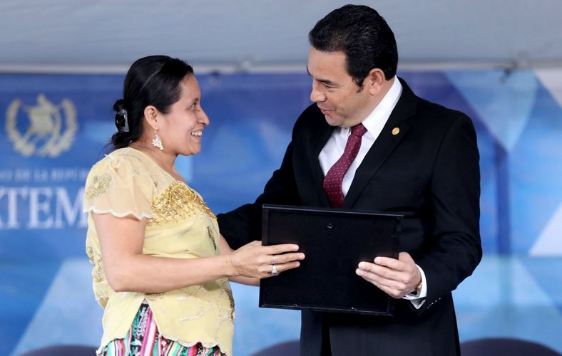 Jimmy Morales, entregó reconocimiento a las Organizaciones de Padres de Familia (OPF) que apoyaron la ejecución de programas escolares. (Foto Prensa Libre: Cortesía SCSP)