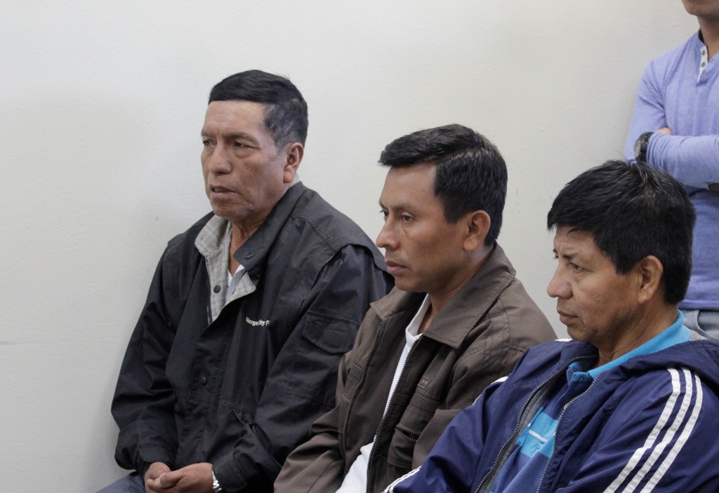 Los tres sindicados de actos de corrupción escuchan la decisión del Juzgado B de Primera Instancia Penal de Quetzaltenango. (Foto Prensa Libre: María José Longo).