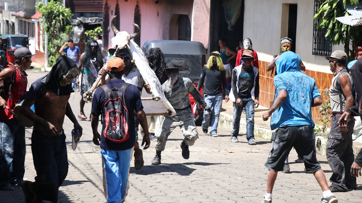 Los Shapos es una tradición que se celebra en San Bernardino, Suchitepéquez. (Foto Prensa Libre: Cristian Soto)