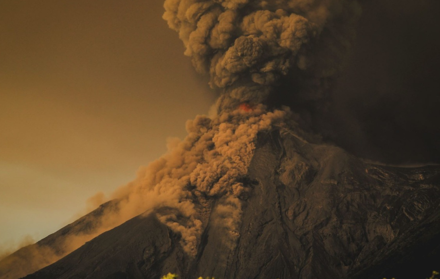 Fotografía tomada desde la carretera a Ciudad Vieja, Sacatepéquez, muestra la actividad del Volcán de Fuego. (Foto Prensa Libre: Cortesía Paulo Figueroa).