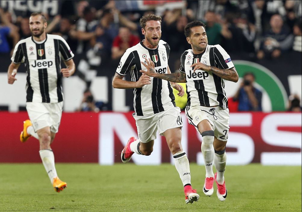 Dani Alves fue uno de los principales protagonistas de los duelos de la Juventus. (Foto Prensa Libre: AP)