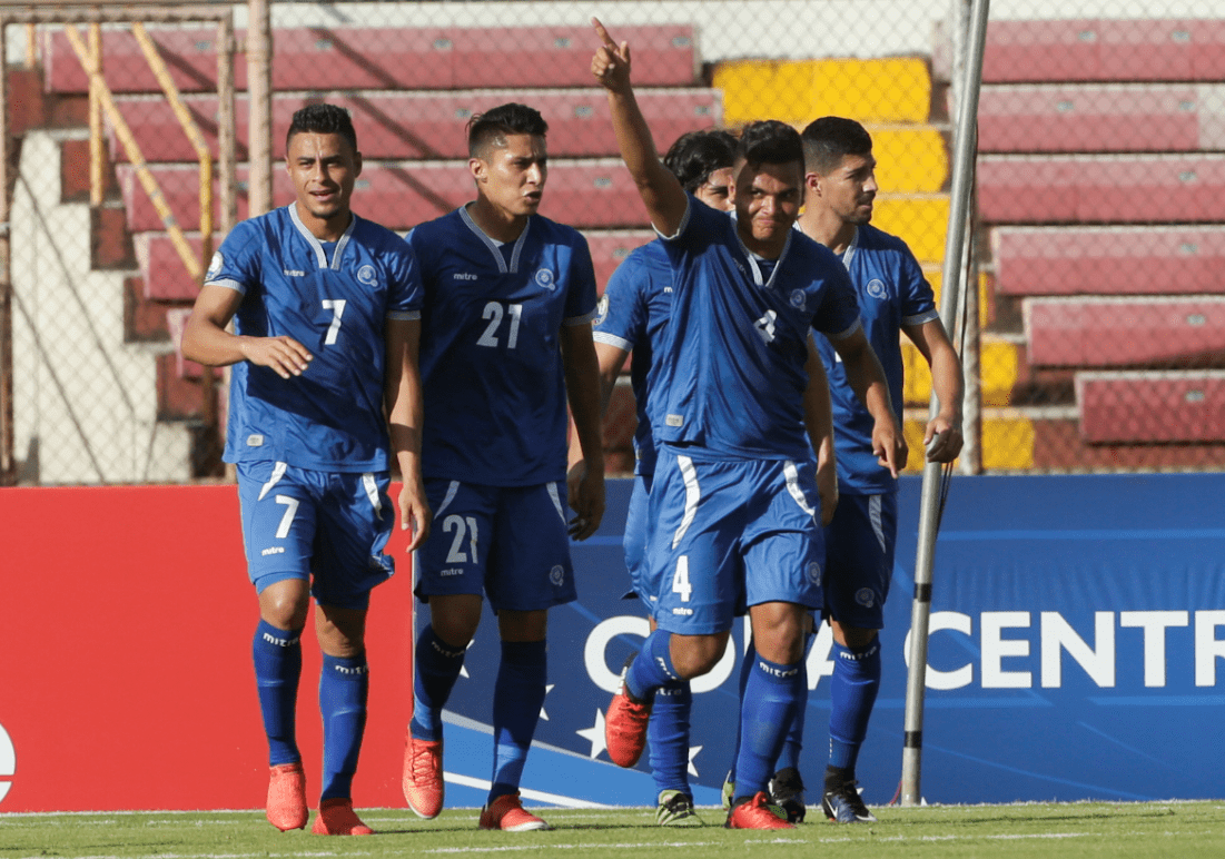Los jugadores salvadoreños celebran el triunfo en la Copa Uncaf frente a Belice. (Foto Prensa Libre: AP)