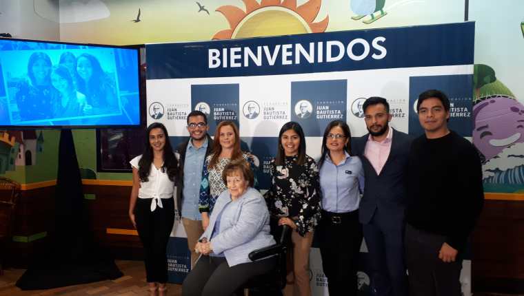 Doña Isabel Gutiérrez de Bosch, presidenta de la Fundación Juan Bautista Gutiérrez, junto a algunos de los jóvenes que han sido beneficiados con becas universitarias. (Foto Prensa Libre: Eslly Melgarejo). 