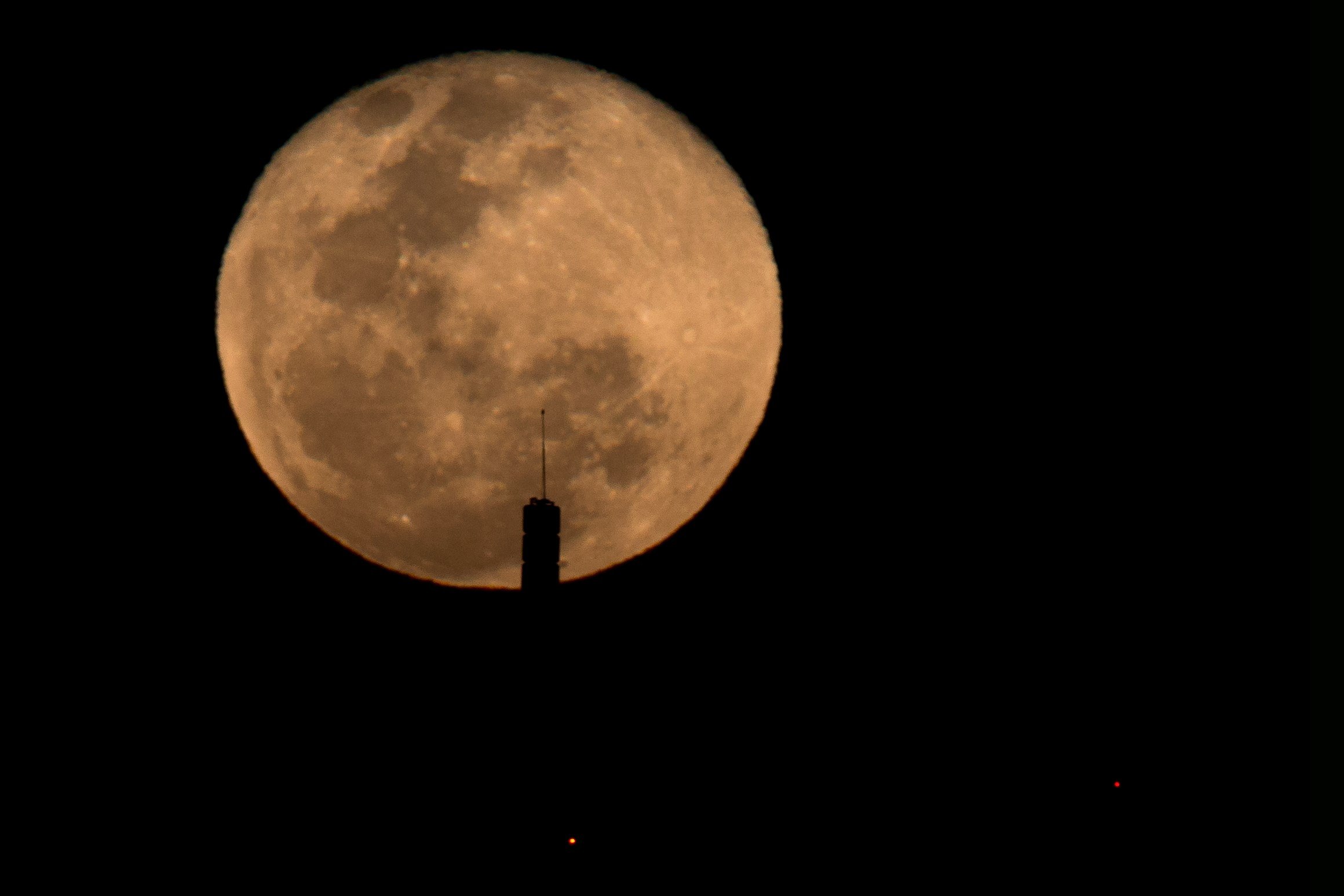 Una nueva superluna se desarrollará este martes. (Foto Prensa Libre: EFE)