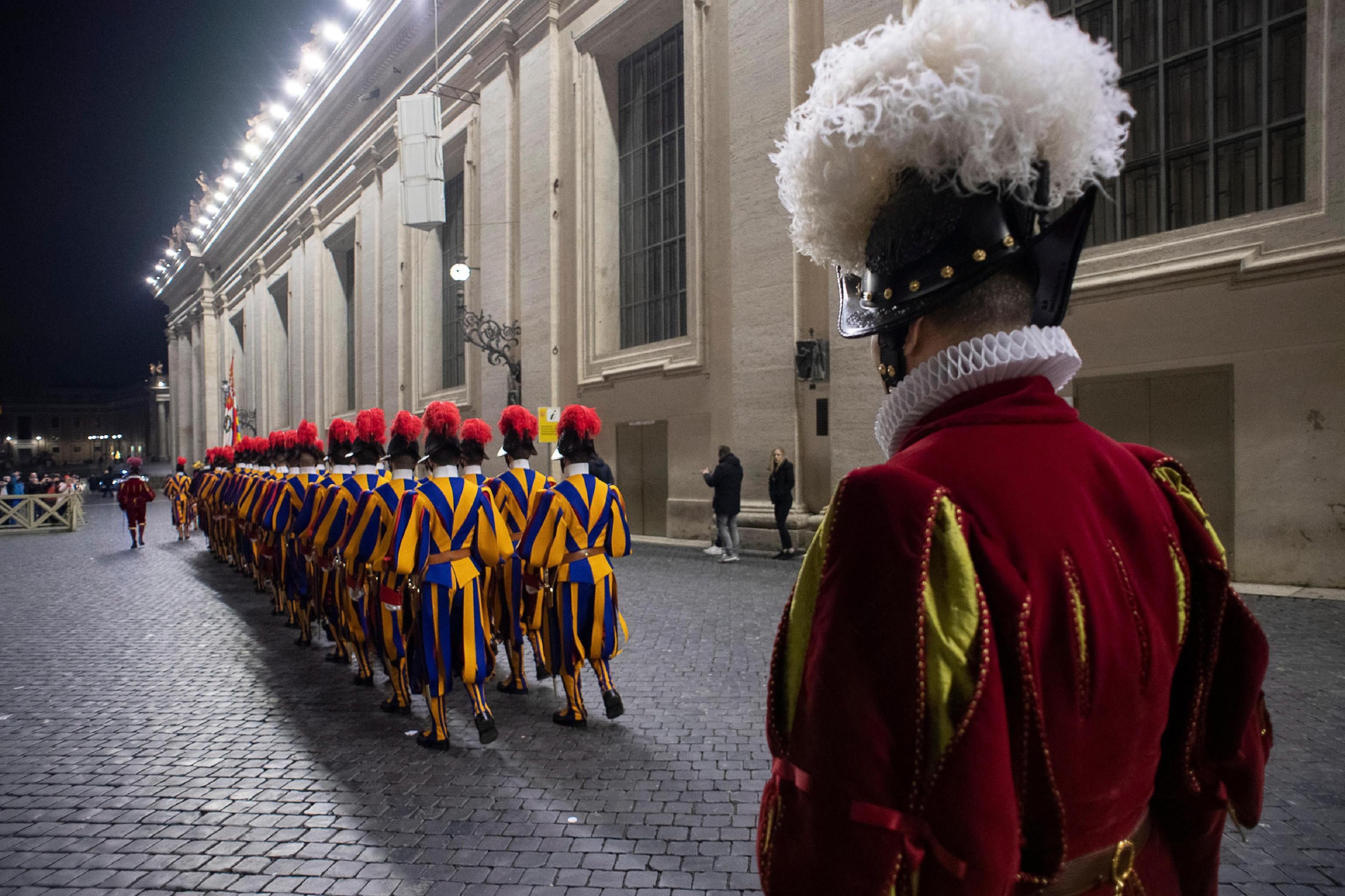 .- Un soldado regimiento de la Guardia Suiza desfila frente al palacio del Vaticano, este miércoles en Ciudad del Vaticano (Vaticano), tras presentar un nuevo casco