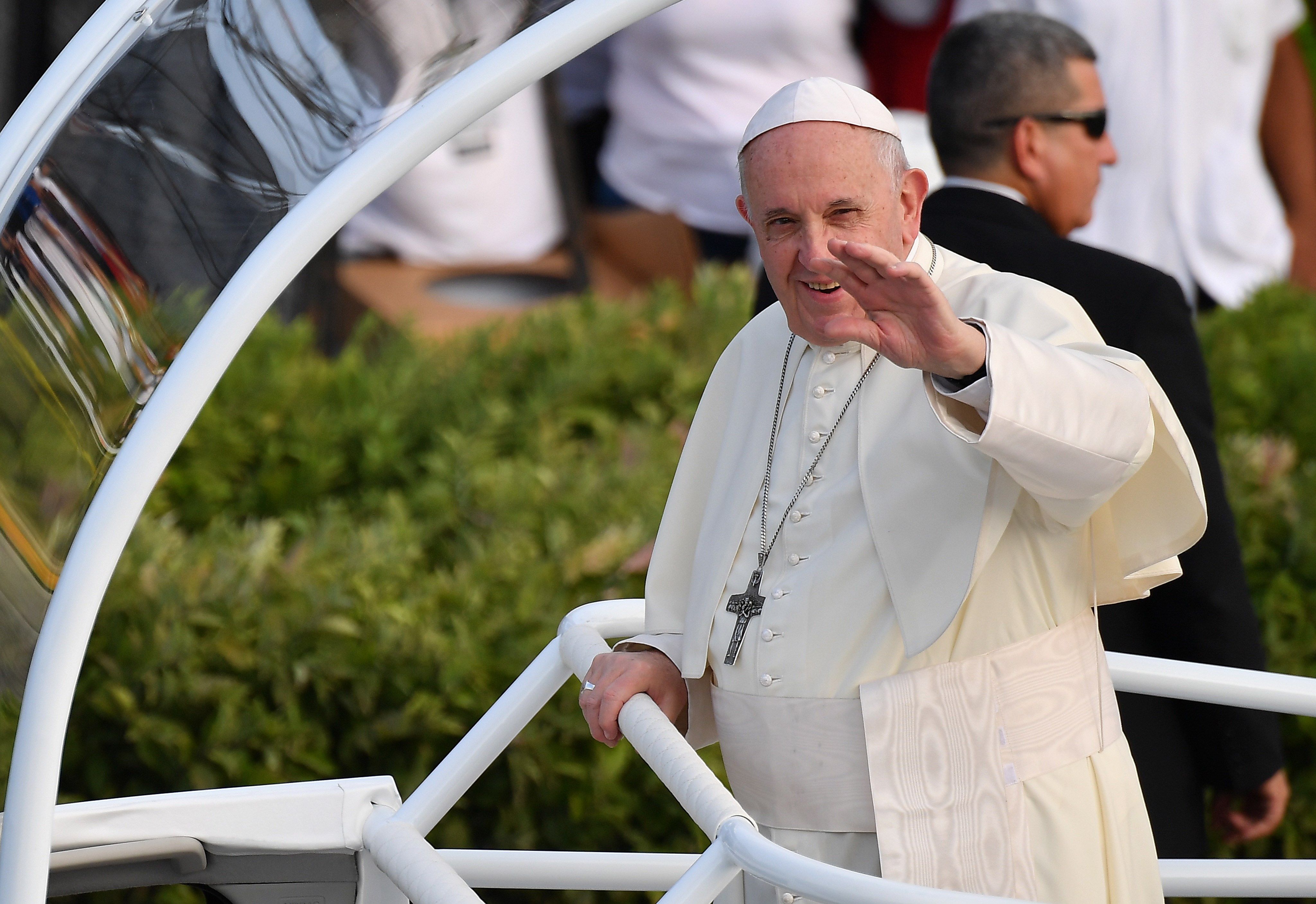 El papa Francisco se encuentra de visita en Panamá. Durante su estancia en ese país se anunciaron cambios en diócesis de Perú y México, pero no en Guatemala. (Foto Prensa Libre: EFE)