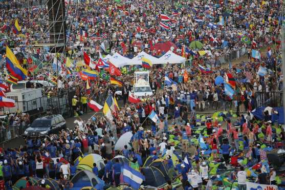 El papa Francisco anima a católicos que participan en la JMJ  en Panamá. (Foto Prensa Libre: EFE)