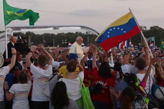El papa Francisco ha cumplido una agenda en la que ha compartido con multitudes en Panamá durante la JMJ. (Foto Prensa Libre: EFE)