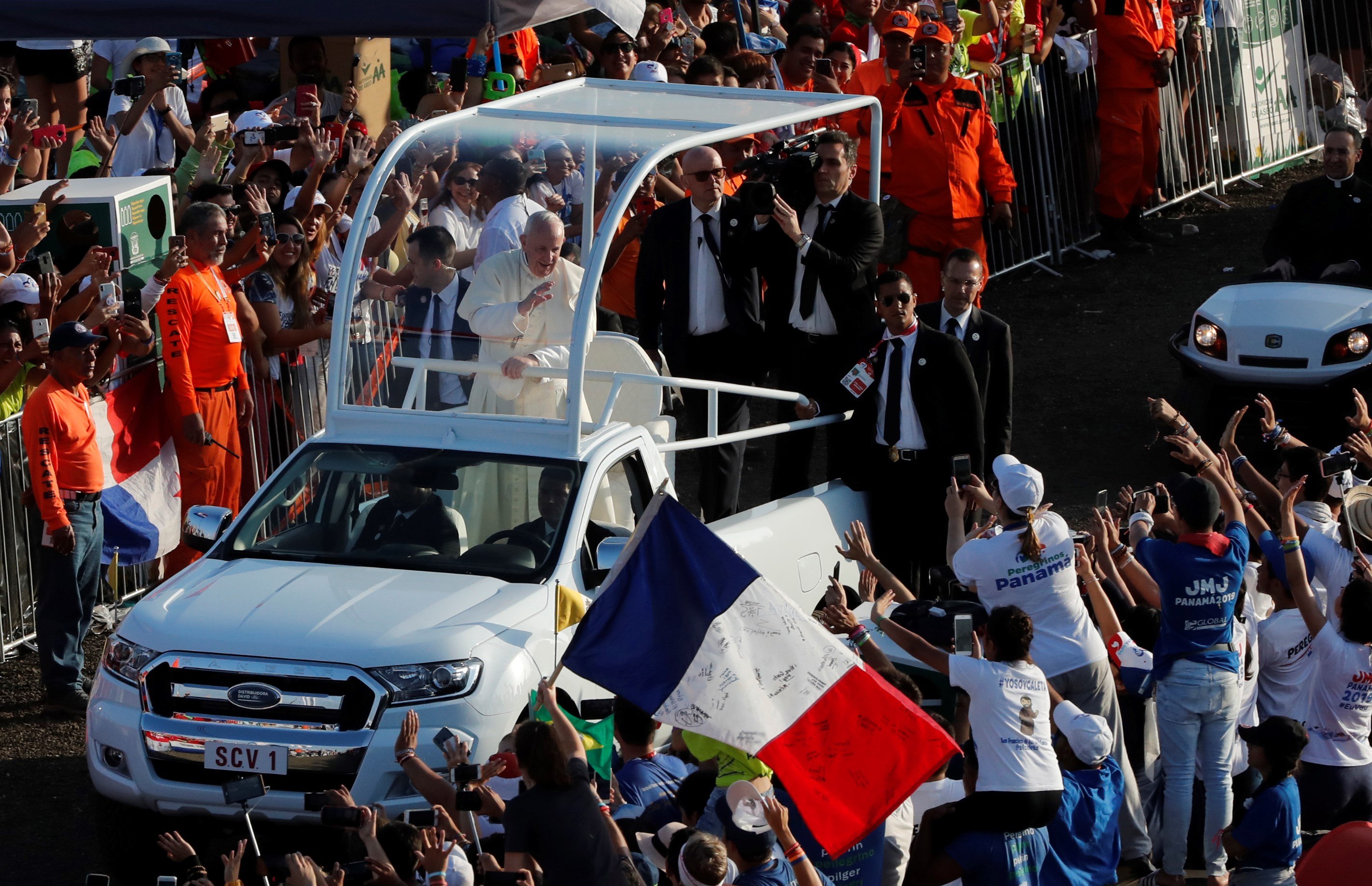 El papa Francisco saluda este domingo a su llegada para oficiar la misa de cierre de la Jornada Mundial de la Juventud (JMJ), en Ciudad de Panamá (Panamá). (Foto Prensa Libre: EFE)
