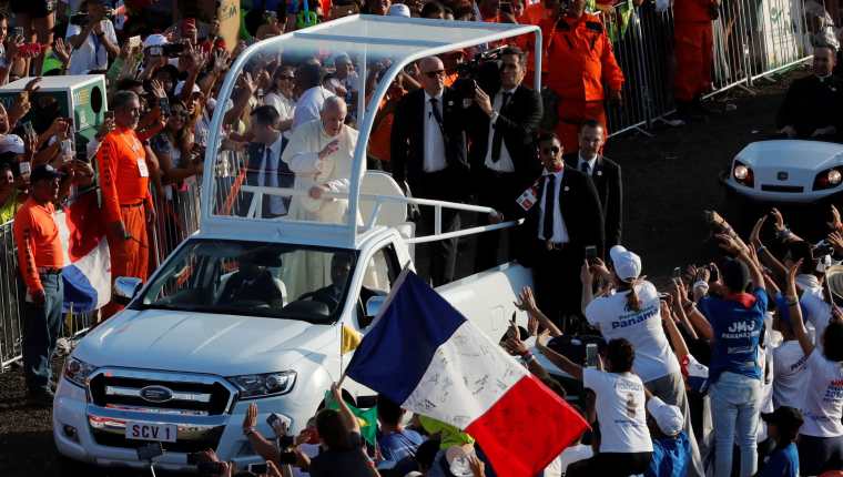 El papa Francisco saluda este domingo a su llegada para oficiar la misa de cierre de la Jornada Mundial de la Juventud (JMJ), en Ciudad de Panamá (Panamá). (Foto Prensa Libre: EFE)