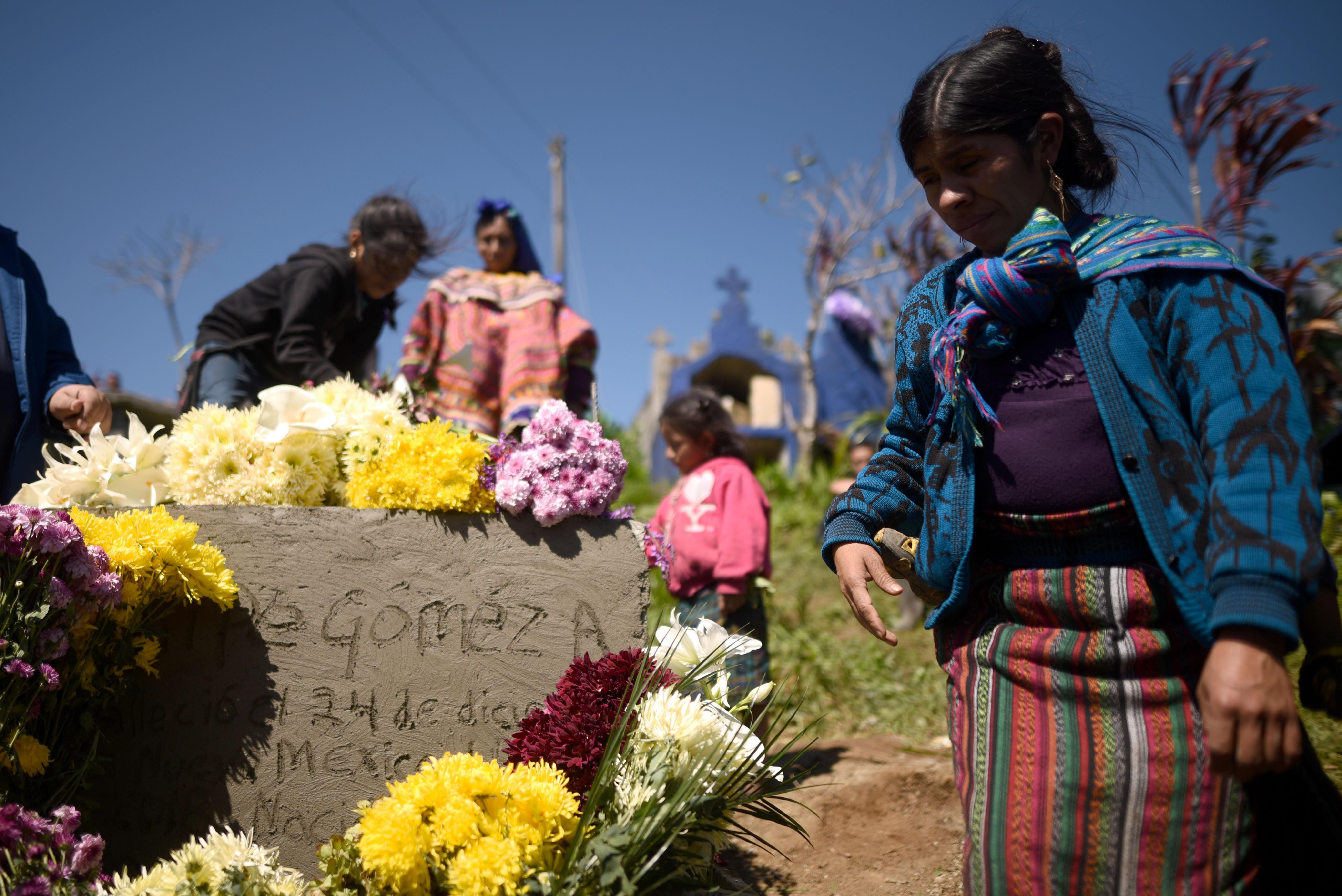 Familiares, vecinos y amigos dan el último adiós a Felipe Gómez este domingo, en una colina de Yalambojoch, Nentón, Huehuetenango. (Foto Prensa Libre: EFE)
