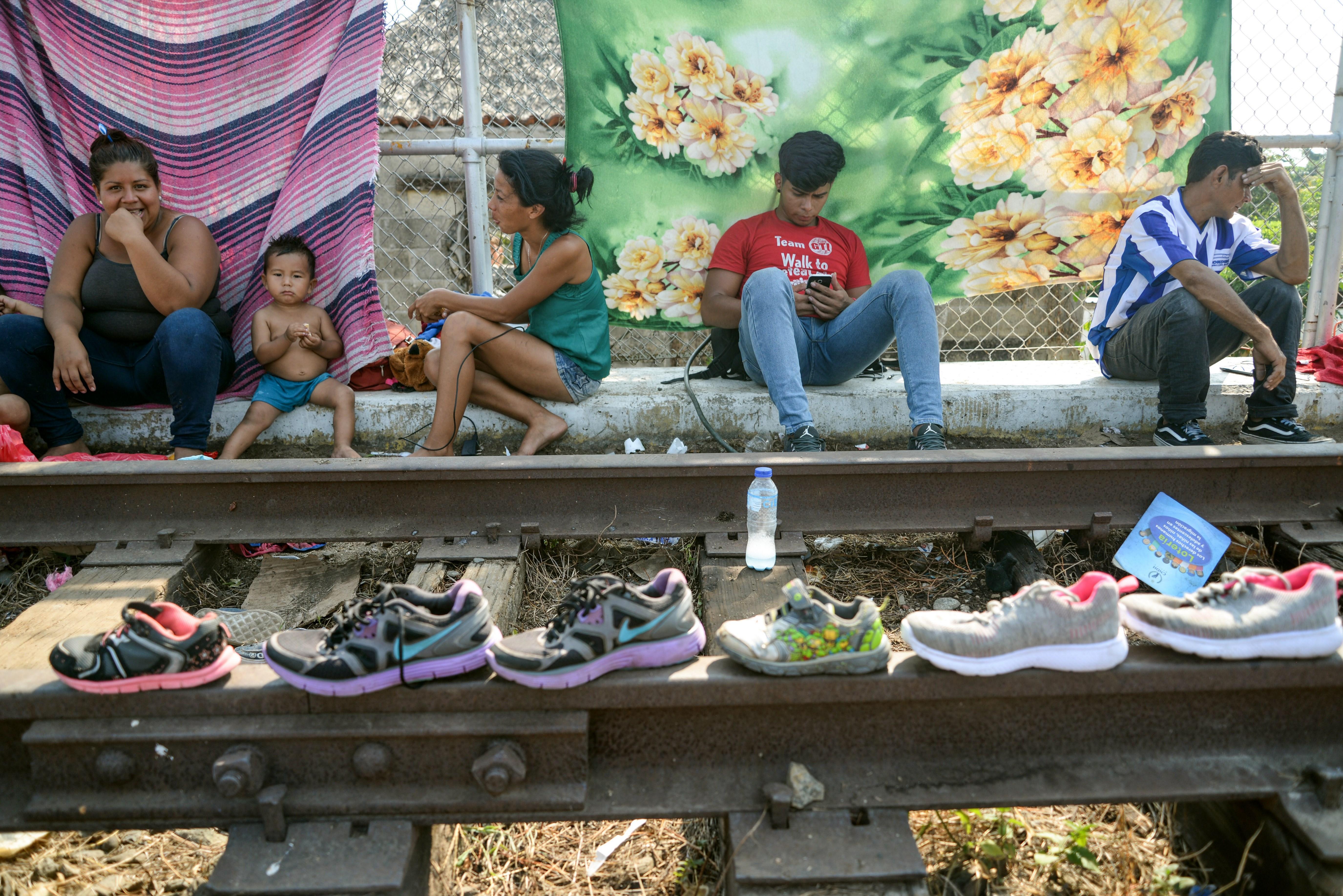 Migrantes hondureños esperan su salida rumbo a Estados Unidos, este lunes sobre el puente Rodolfo Robles que cruza el Río Suchiate. (Foto Prensa Libre. EFE)