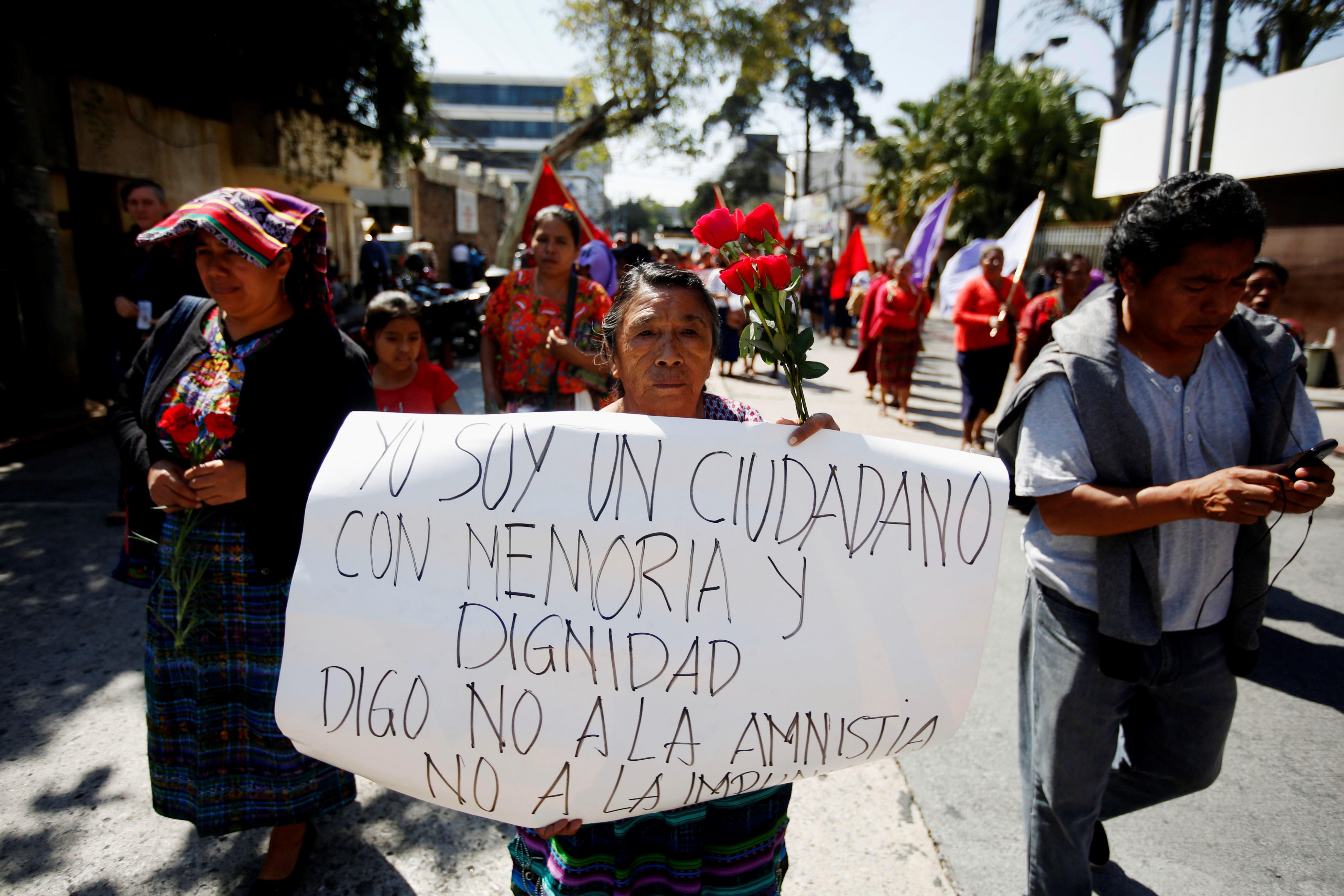 Grupos de víctimas de  crímenes  durante el conflicto armado protestaron contra la reforma legal que busca acabar con la persecución penal contra implicados en estos delitos. (Foto Prensa Libre: Hemeroteca PL)