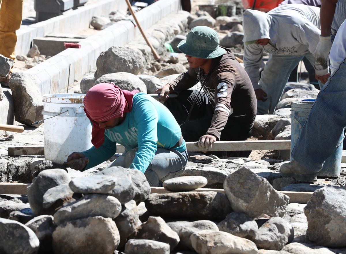 Trabajo de mejoramiento de calle en la zona 1 de Mixco. (Foto Prensa Libre: Óscar Felipe Q.)