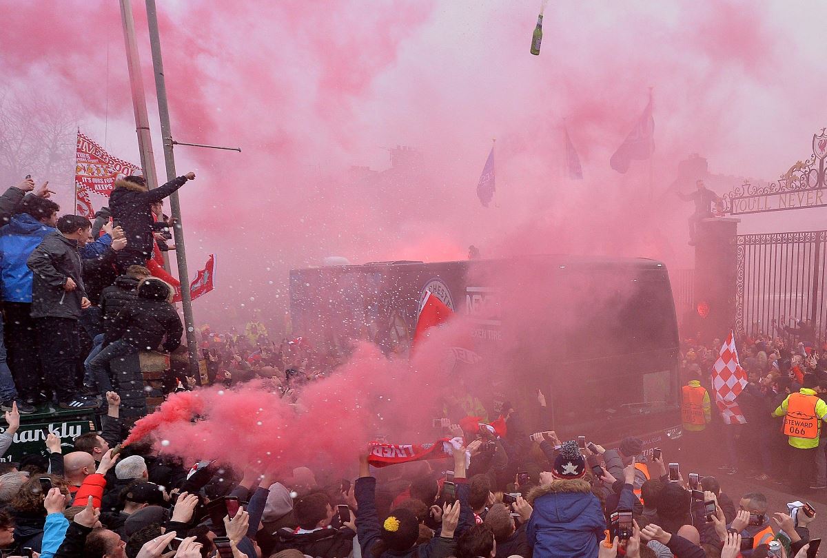 Seguidores del Liverpool lanzaron botellas al autobús del City el miércoles anterior, algo que molestó al técnico del equipo. (Foto Prensa Libre: EFE).