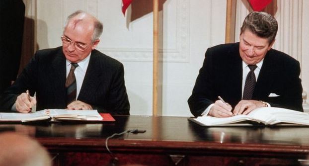 El presidente de la URSS, Mijaíl Gorbachov, y el de Estados Unidos, Ronald Reagan, firman el tratado INF el 8 de diciembre de 1987 en Washington. (GETTY IMAGES)
