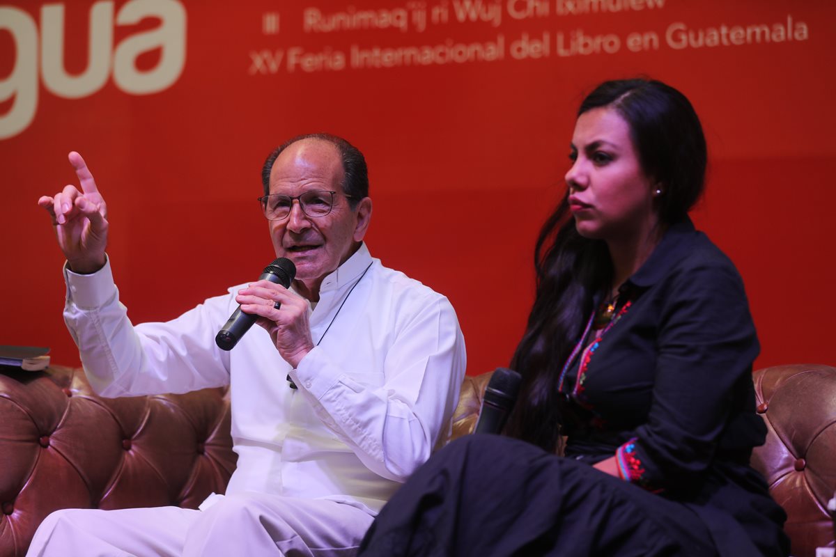 La periodista Karla María Gutiérrez y el sacerdote Alejandro Solalinde durante la presentación de su libro en la Feria del libro. (Foto Prensa Libre: Óscar Rivas)