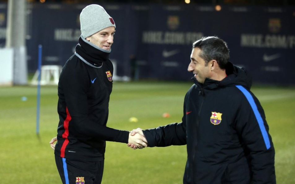Iván Rakitic durante el primer entrenamiento del Barcelona después del descanso de Navidad. (Foto Prensa Libre: cortesía FC Barcelona)
