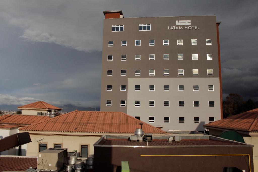 El hotel Latam Xela tiene 11 pisos, por lo que cuenta con una vista de la ciudad, las montañas que la rodean y el volcán Santa María. (Foto Prensa Libre: María J. Longo)