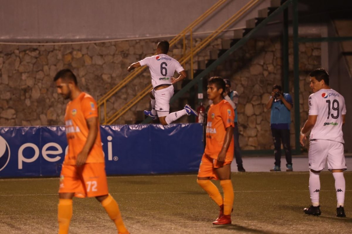 Carlos Mejía festeja el tercer gol de Comunicaciones contra Siquinalá. (Foto Prensa Libre: Esvin García).