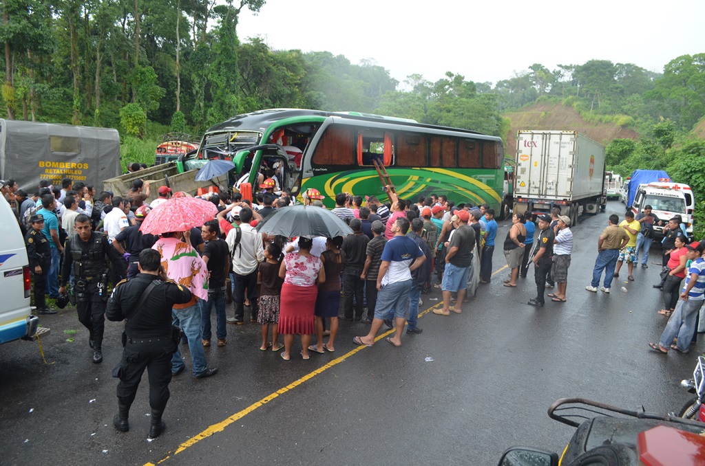 Curiosos observan el bus accidentado en el km 202 de la ruta al suroccidente en Colomba. (Foto Prensa Libre: Jorge Tizol).