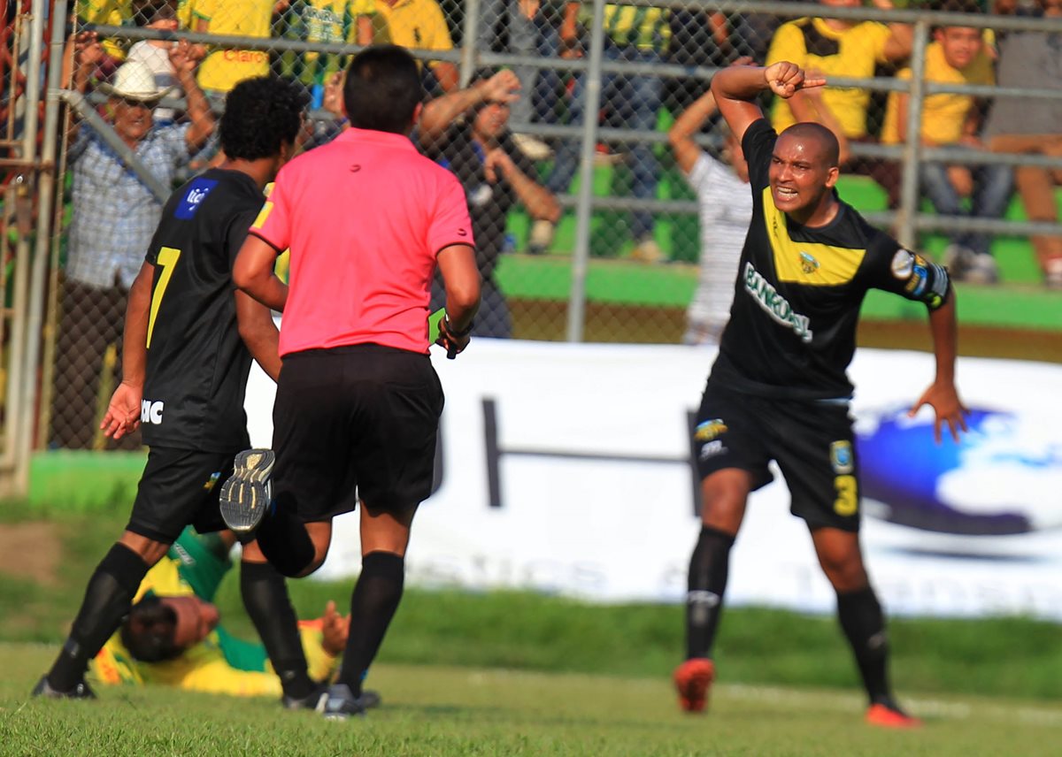 Los jugadores y aficionados de Petapa mostraron su frustración por el resultado. (Foto Prensa Libre: Carlos Vicente)
