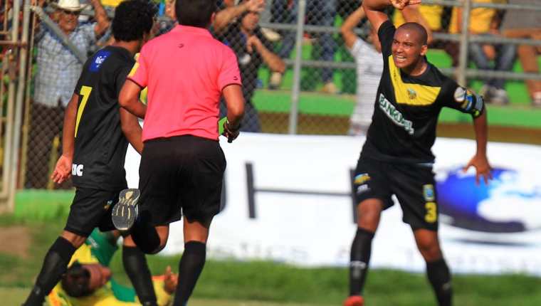 Los jugadores y aficionados de Petapa mostraron su frustración por el resultado. (Foto Prensa Libre: Carlos Vicente)