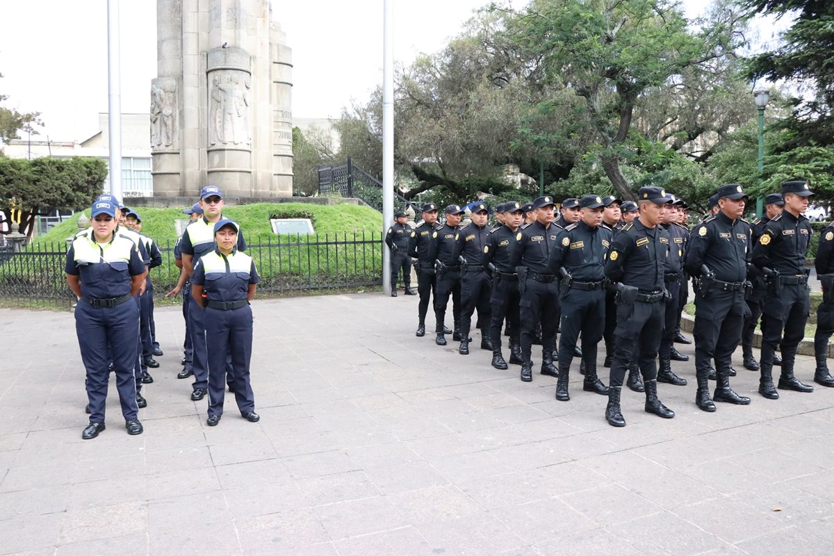 Agentes de Tránsito y de la PNC participan en la presentación del plan en el Parque Central de Xela. (Foto Prensa Libre: María José Longo)