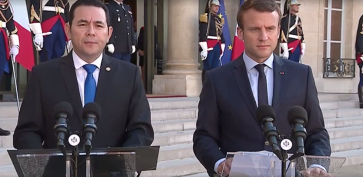 El presidente Jimmy Morales fue recibido por su homólogo francés, Emmanuel Macron. (Foto Prensa Libre: Facebook Gobierno de Guatemala)