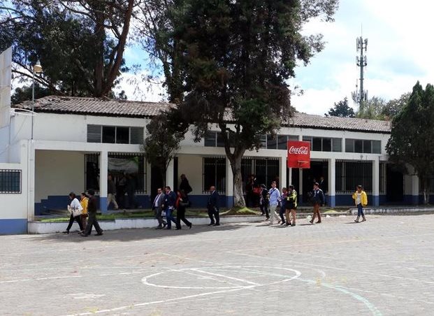 Estudiantes del Instituto Normal para Varones de Occidente (INVO) y del Instituto Femenino de Educación Básica (IFEBO) en Quetzaltenango, serán trasladados al edificio del Mineco, en la zona 3.(Foto Prensa Libre: Carlos Ventura)