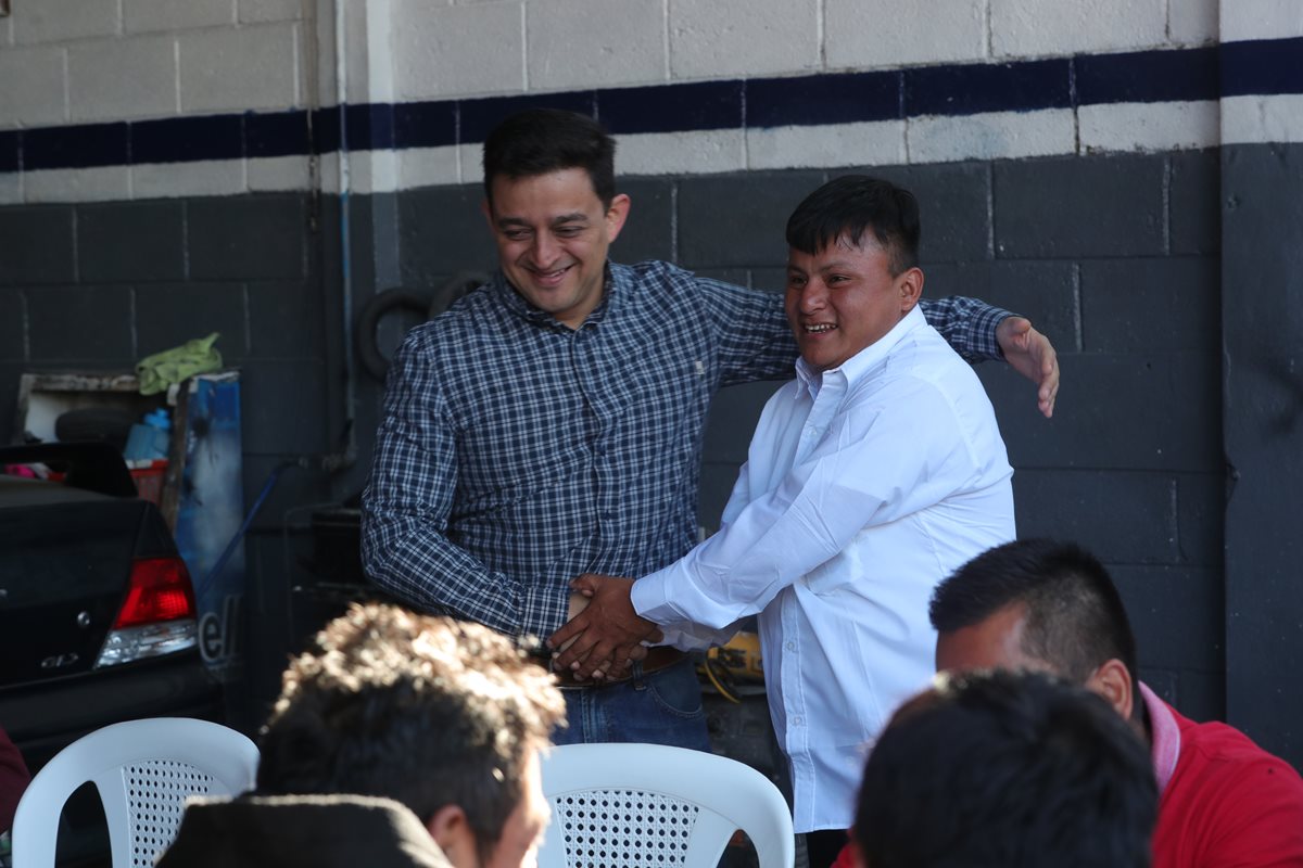 El guardia Pedro Perebal -de camisa blanca- junto a Edgar Lara, quien compartió el video en redes para dar a conocer su historia. (Foto Prensa Libre: Estuardo Paredes).