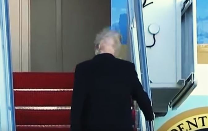 El viento revela cuánto cabello tiene realmente Donald Trump 