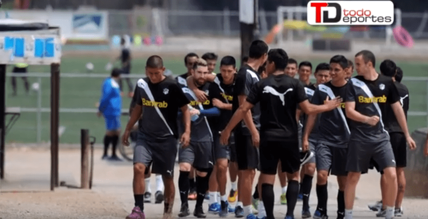 Los jugadores de Comunicaciones optaron por correr en grupo para evitar dar declaraciones a la prensa deportiva. (Foto Prensa Libre: TodoDeportes)