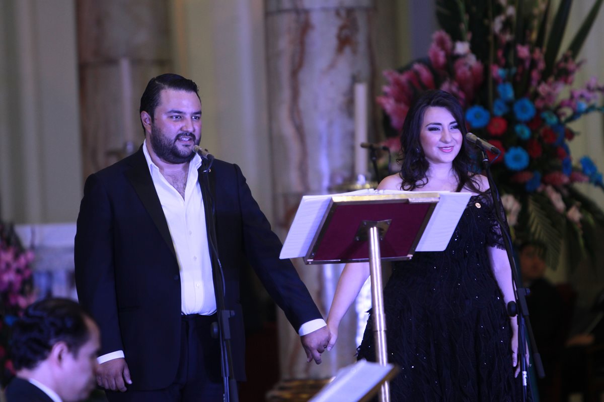 Mario Chang y María José Morales participan en la Serenata de la Asunción. (Foto Prensa Libre: Ángel Elías)