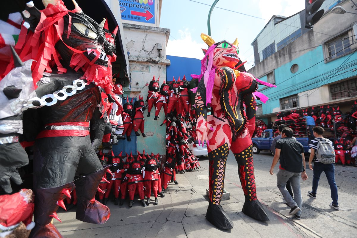 Las piñas gigantes de diablos son bien cotizadas en la zona 1 de la capital. (Foto Prensa Libre: Érick Ávila)