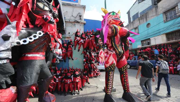 Las piñas gigantes de diablos son bien cotizadas en la zona 1 de la capital. (Foto Prensa Libre: Érick Ávila)