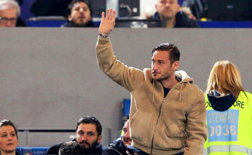 Francesco Totti ha acompañado a la Roma, tanto en el estadio como en las oficinas administrativas. (Foto Prensa Libre: EFE)