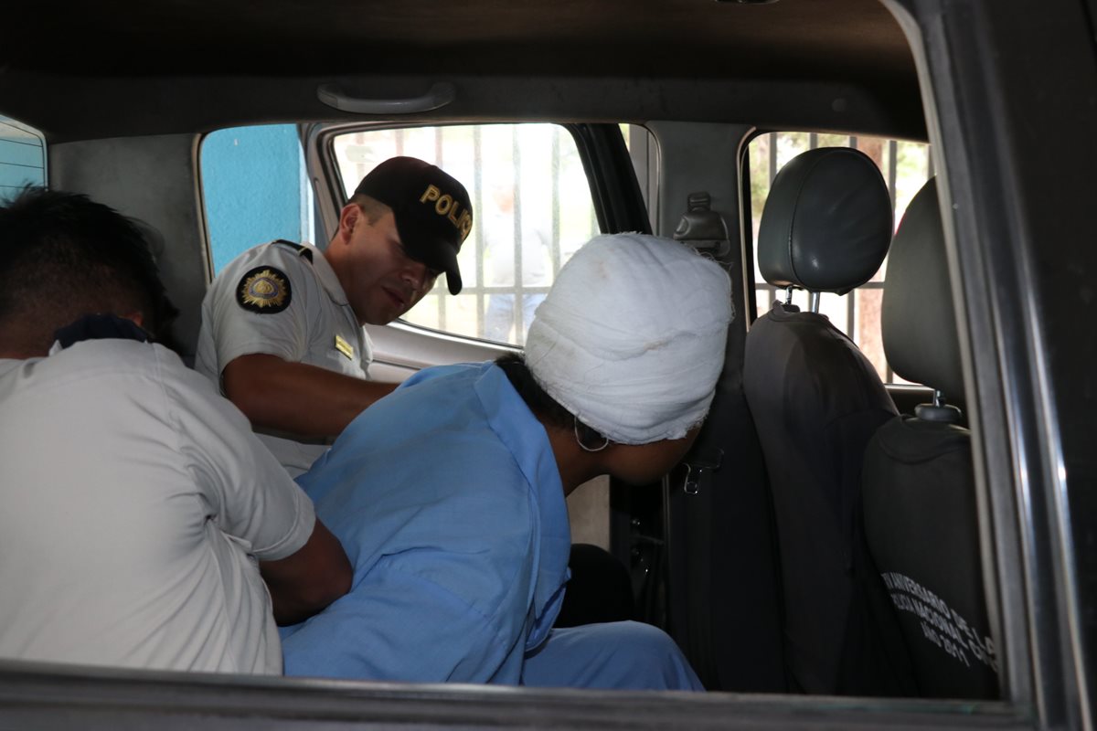 José Antonio Chel Ceto es trasladado hacia el Hospital Regional de Quiché bajo custodia de agentes de la Policía Nacional Civil. (Foto Prensa Libre: Héctor Cordero).