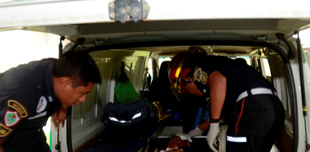 Socorristas atienden a Claudia Tzul, debido a las heridas que sufrió en distintas partes del cuerpo. (Foto Prensa Libre: Rigoberto Escobar).