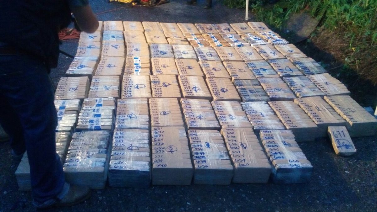 Fuerzas de seguridad contabilizan 671 paquetes de cocaína en La Democracia, Huehuetenango. (Foto Prensa Libre: PNC)