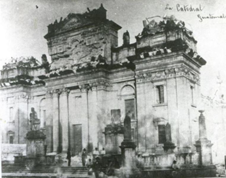 La Catedral con los campanarios destruidos. (Foto Prensa Libre: Marshall H. Saville).