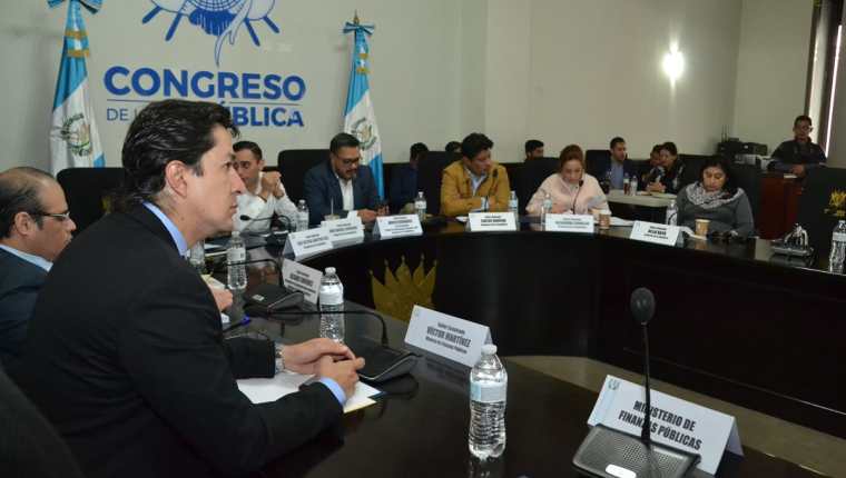 El ministro de Finanzas Víctor Martínez participa en la mesa técnica del presupuesto en el Congreso. (Foto Prensa Libre: José Castro)