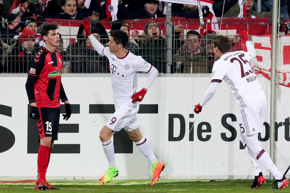 Robert Lewandowski festeja el gol, en tiempo de reposición, que le dio el triunfo al Bayern Munich. (Foto Prensa Libre: EFE)