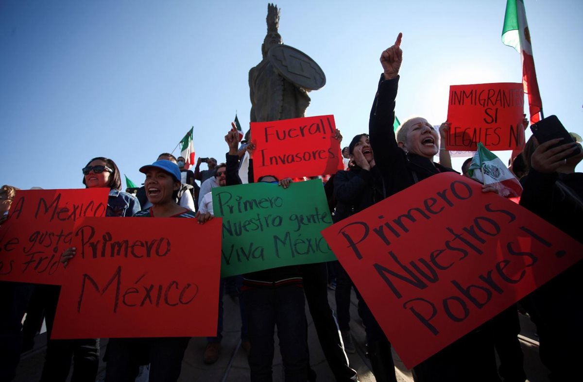 Residentes de Tijuana, México, protestan en contra de migrantes centroamericanos. (Foto Prensa Libre: EFE)