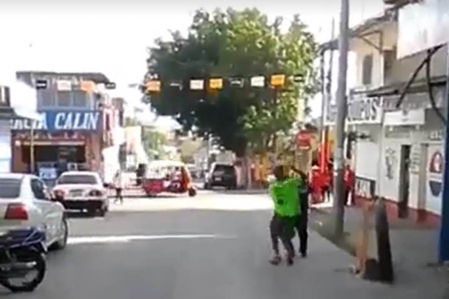 Hombre ataca con machete a agente de la Policía Municipal en Santa Elena, Flores. (Foto Prensa Libre: El No Nos tientes petenero)