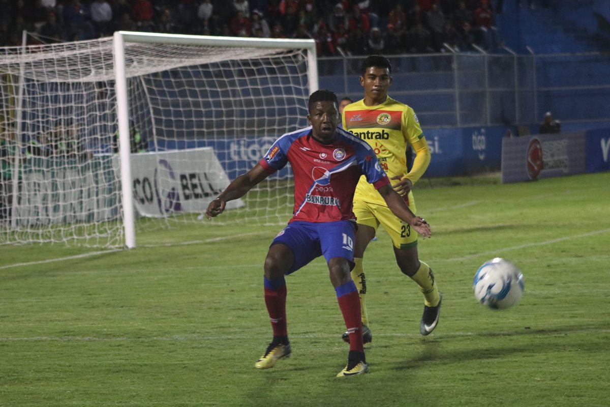 Acción durante el partido entre Xelajú MC y Marquense, en el Mario Camposeco. (Foto Prensa Libre: Raúl Juárez)